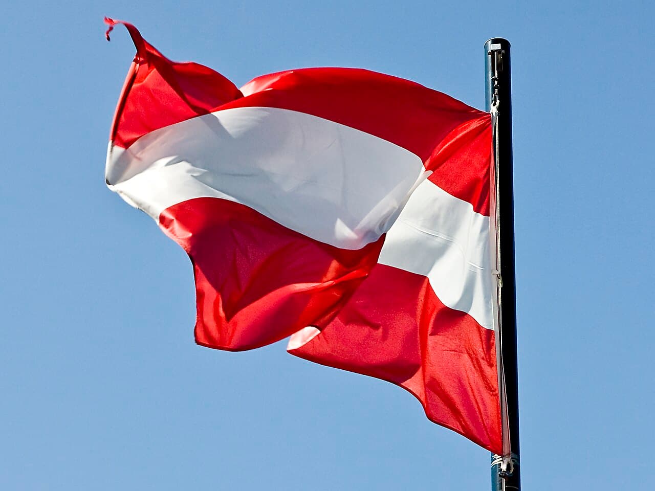 Österreichische Flagge vor blauem Himmel